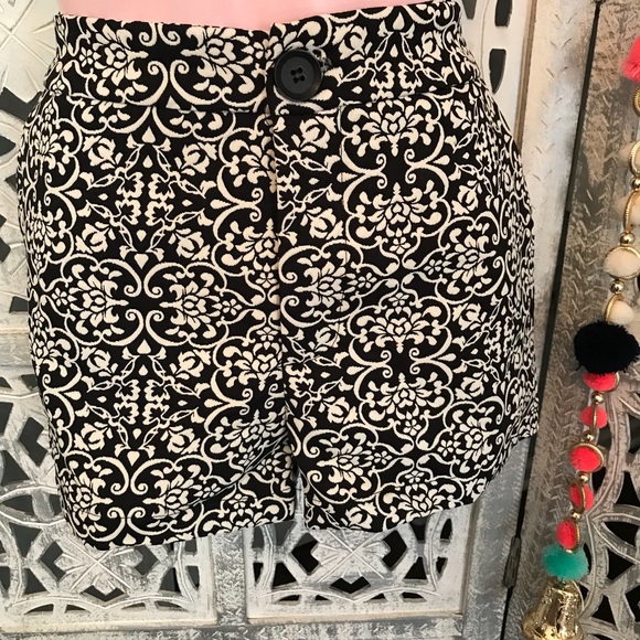 Floral pattern black and white shorts - Picture 3 of 4